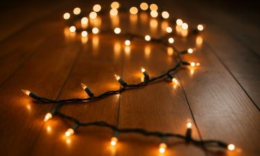 Проверка розетки и ламп помогает оживить новогоднюю гирлянду