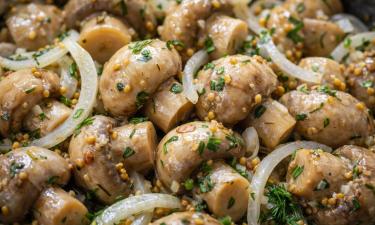 Маринованные шампиньоны настаивают в холодильнике до подачи