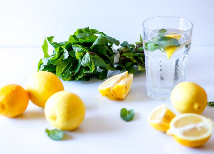 Польза и вред воды с лимоном: стоит ли пить по утрам