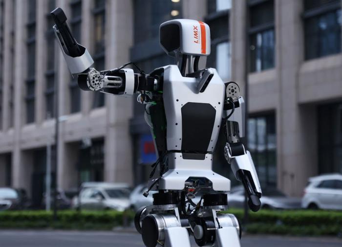 Создатели двуногого робота P1 испытали его прогулкой на природе