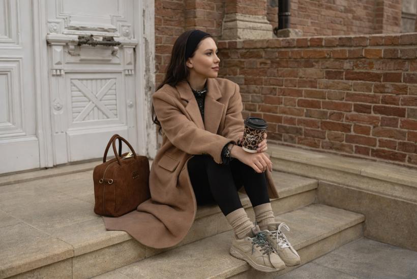 Девушка на ступеньках в пальто