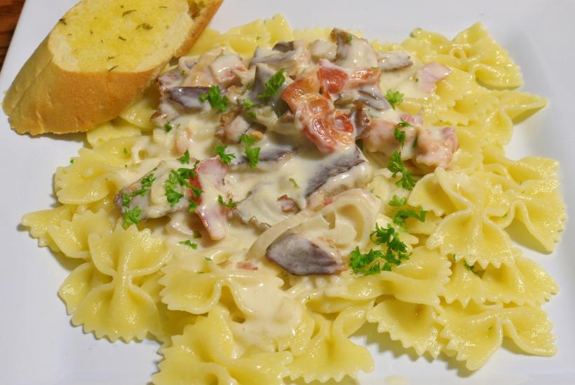 Паста со сливочно-грибным соусом