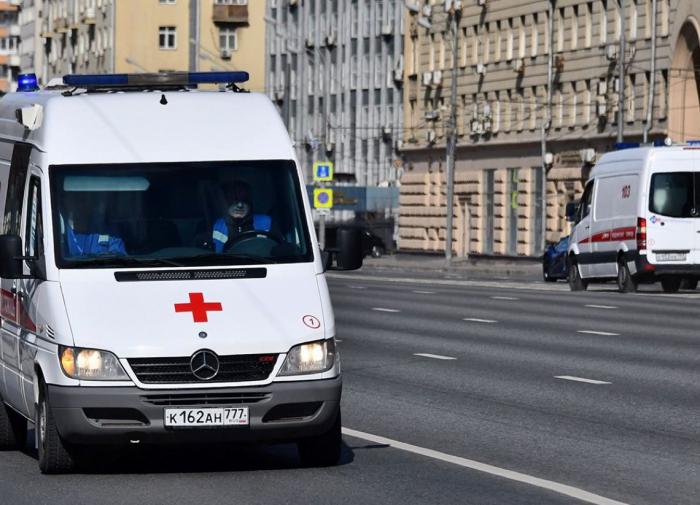 В Москве у инфекционных больниц образовалась очередь из машин скорой помощи