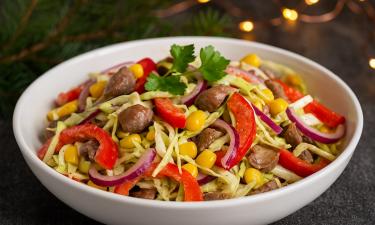 Красный лук и капуста усиливают вкус салата из сердечек