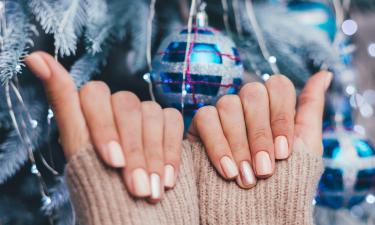 Французский маникюр с блёстками универсален в новогодние праздники — мастер Вуд