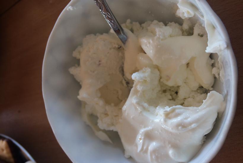 Творог со сметаной и сахаром