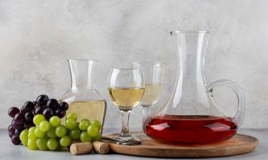 Это игристое вино подают с высоты: где в Испании попробовать вино, которое почти никто не знает