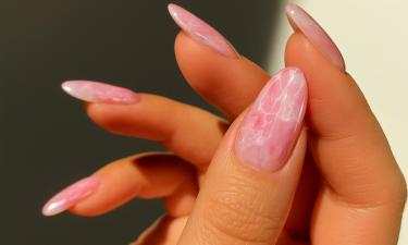 Маникюр, который светится изнутри: новый тренд с эффектом драгоценного камня