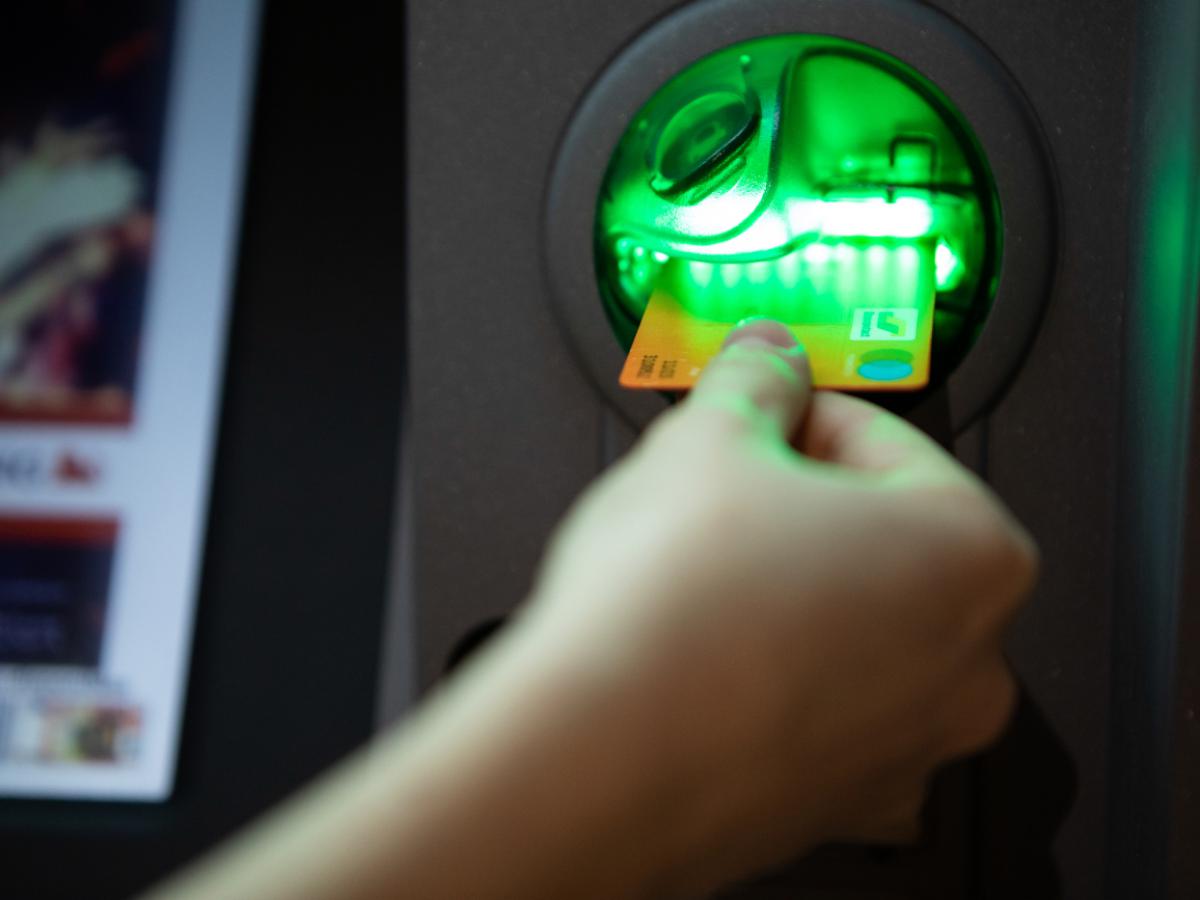 Деньги в обратную сторону: 76% операций в банкоматах — это пополнения