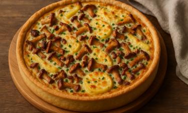 Повара поделились рецептом пирога с лисичками, луком и сливочной заливкой