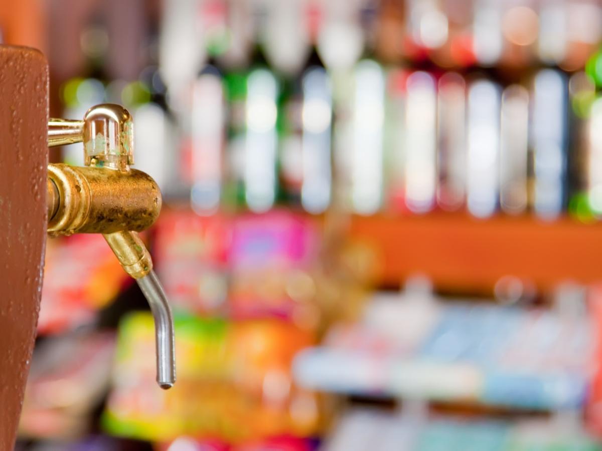 Подмосковье ограничило продажу алкоголя во дворах МКД с 2026 года  Мособлдума