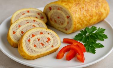 Сырно — яичный рулет готовят с куриным фаршем и перцем