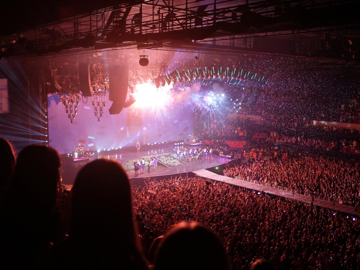 Jennifer Lopez odpovedala nastop v Rusiji zaradi strahu pred kritikami, medtem ko ruska pevka Margo Ovsyannikova trdi, da tuji umetniki prihajajo zaradi nje