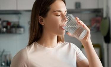 Вода во время еды: почему врачи разрешают пить и развенчивают мифы — вот что нужно знать