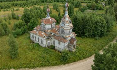 Храм в Орусъярви сохраняет строгий силуэт над карельской деревней
