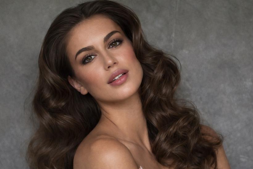 Женщина с длинными волосами