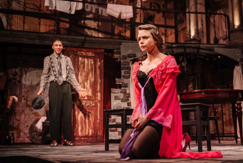 Сцена из спектакля Театра на Трубной Цилиндр