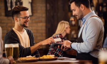 Дискриминация или безопасность? Британский паб ограничил вход для молодёжи младше 25 лет