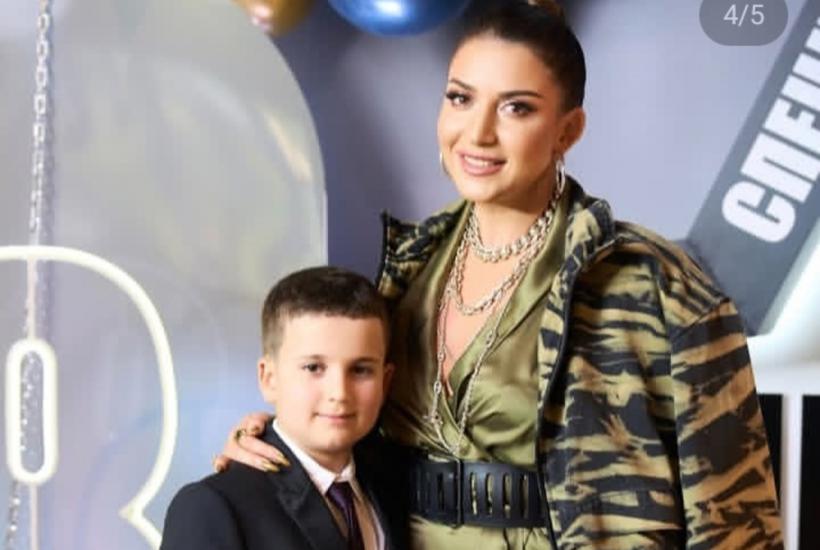 Певица Жасмин с сыном
