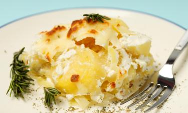 Шеф-повар поделился простым рецептом картофельной запеканки с курицей и сыром