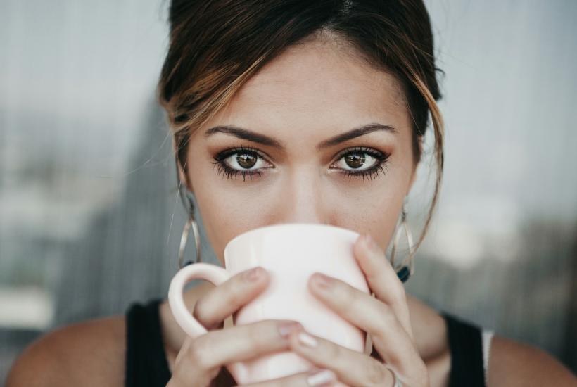 Женщина с горячим напитком