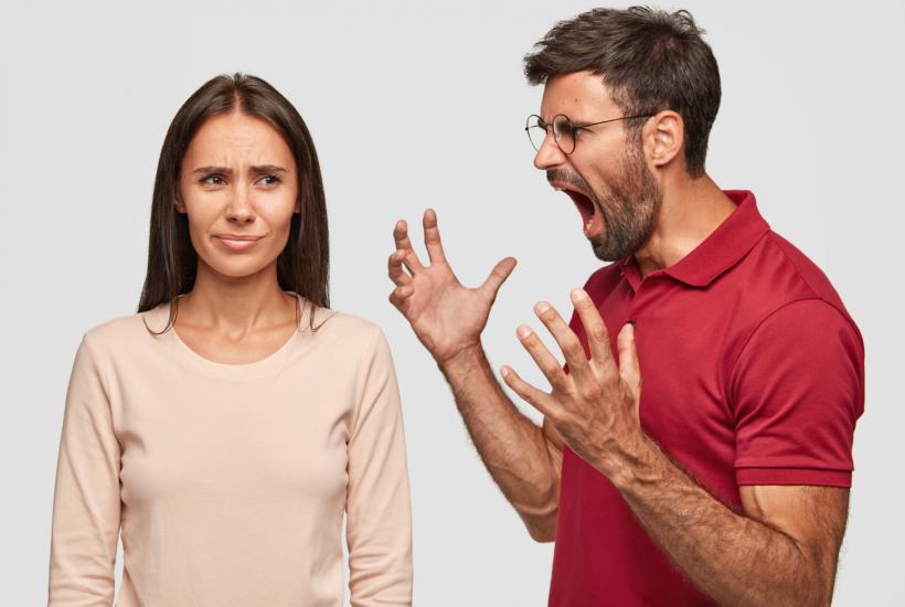 Парень ругается на девушку