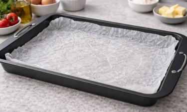 Влажный пергамент плотнее прилегает к формам для выпечки