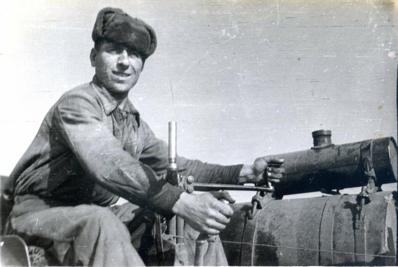 Тракторист колхоза имени Ленина Восковой Александр Федорович