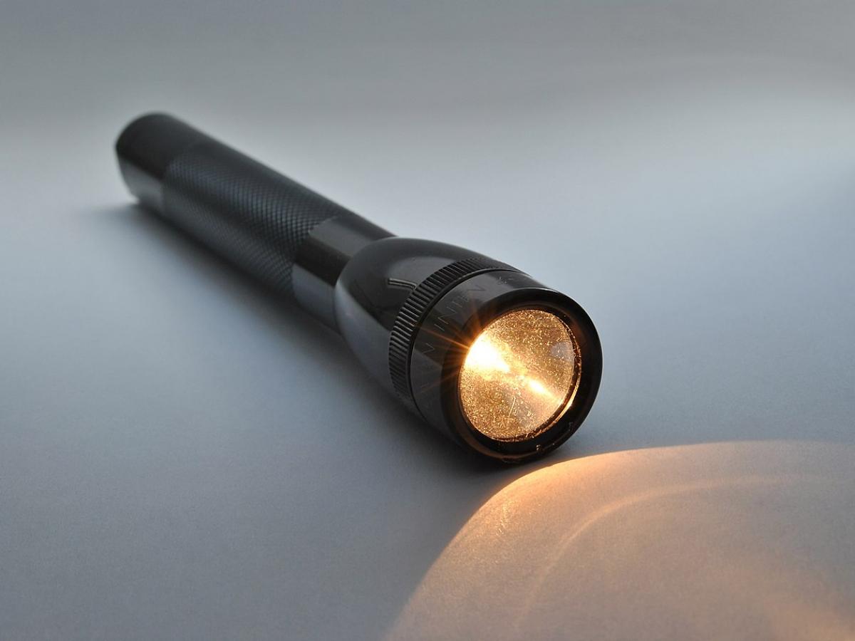 Обычный фонарик, а возможностей — как у эксперта: водители нашли ему два тайных применения