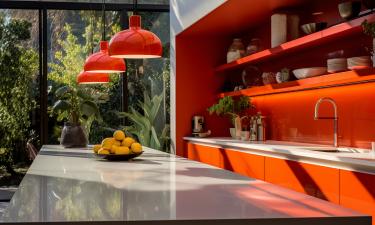 Узкие барные стойки у окна освобождают центр кухни — Boc-maintenance