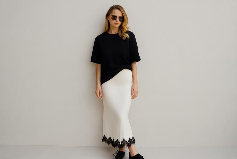 Женщина в черной футболке и белой юбке с кружевом