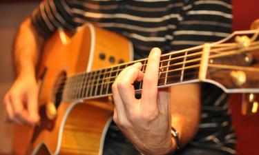 Звуки музыки в пути: пассажиры поездов смогут устраивать концерты — объявлена дата