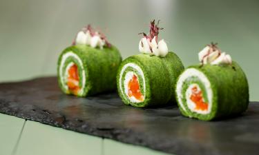 Рулет из шпината и лосося со сливочным сыром выглядит очень празднично