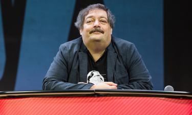 Дмитрий Быков* заочно приговорён к 7 годам колонии — в чём обвинили писателя