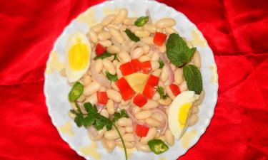 Фасоль в салате "Белоснежный" делает блюдо сытным и питательным — повара