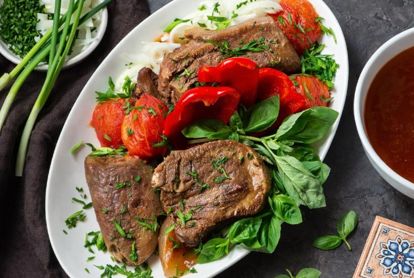 Отварной язык с овощами