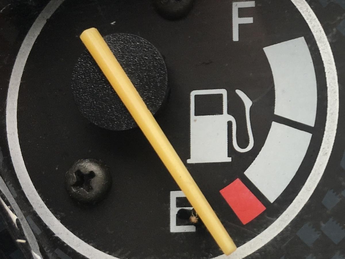 Бензин утекает, хотя вы стоите на месте: пять скрытых врагов вашего бака