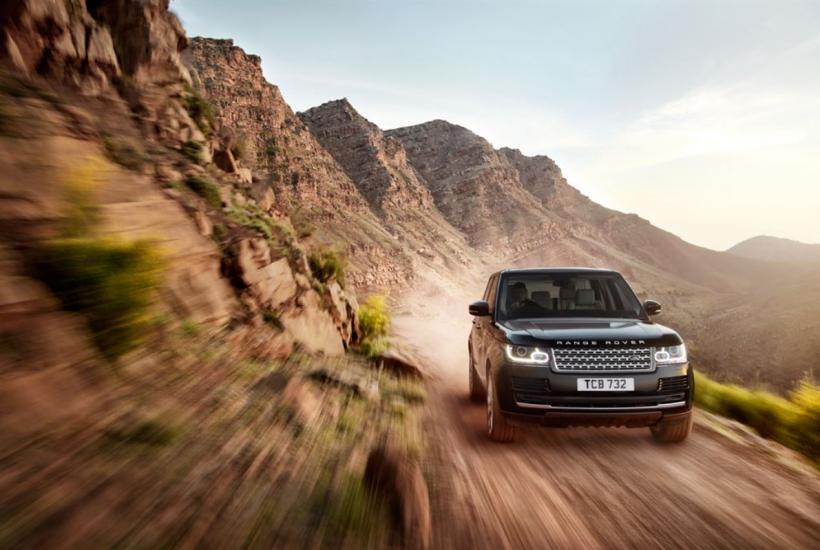 Range Rover на дороге в горах