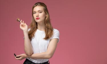 Вы можете выглядеть отдохнувшей за 30 секунд — если румяна окажутся не там, где обычно