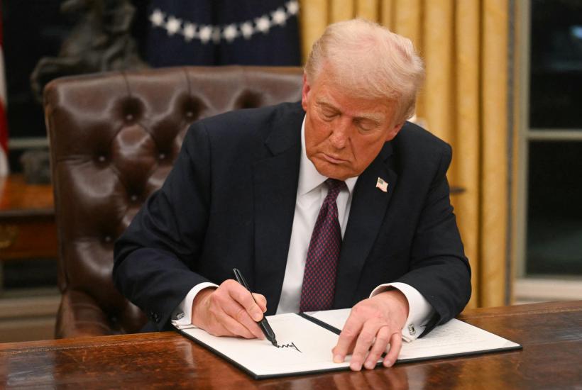 Дональд Трамп подписывает указ