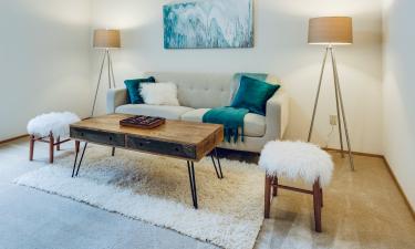 Гибкие плинтусы скрывают неровности стен