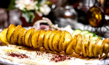 Картофель торнадо запекают до хрустящей корочки в аэрогриле