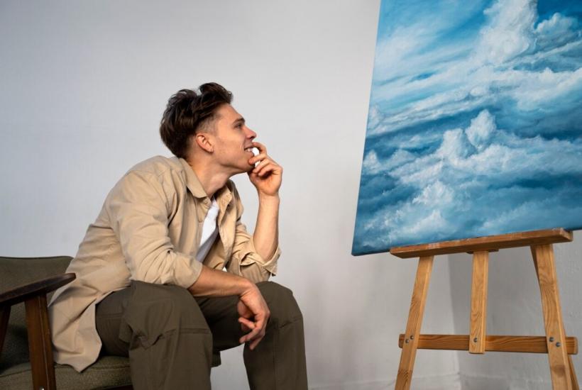 мужчина смотрит на картину