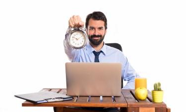 Предупреждать о задержке нужно за 15 минут до встречи — специалист по этикету