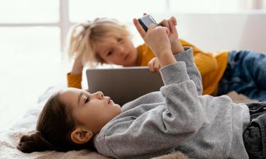 Телефон на зарядке — мозг в покое: почему экран мешает выспаться даже при усталости