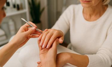 7 оттенков лака, которые стирают возраст с рук: выбор мастеров для женщин старше 50 лет