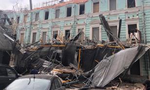 Строительные леса обрушились на служебные машины возле здания Госдумы