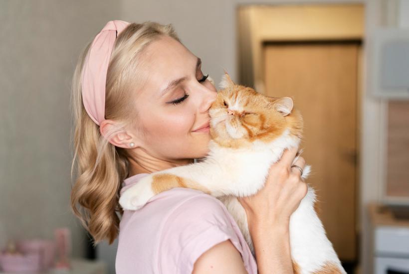Девушка обнимает кошку