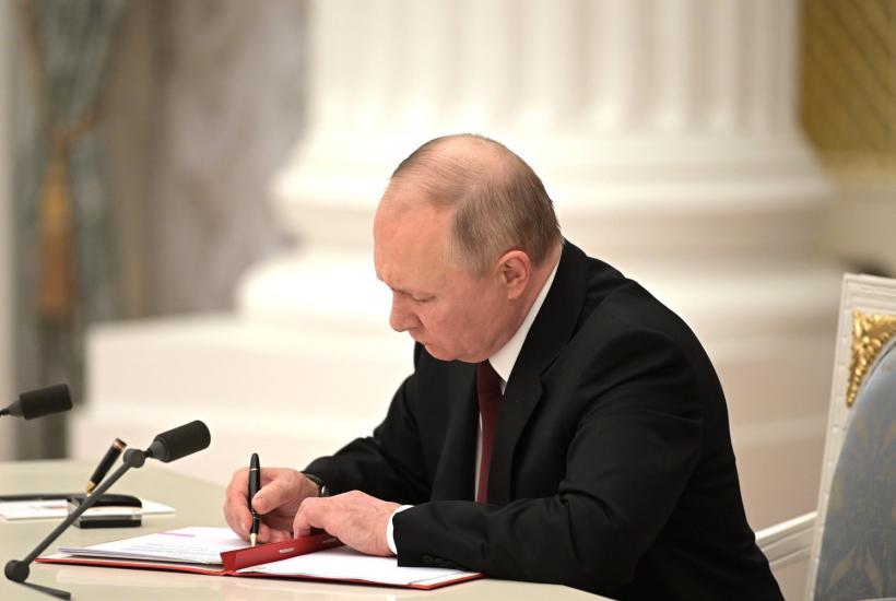 Владимир Путин подписывает документы Владимир Путин подписывает документы