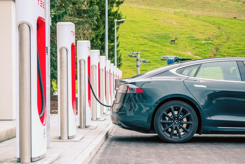 Tesla на зарядке Tesla на зарядке